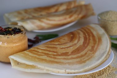 Proso Millet Dosa. Güney Hint krepi ya da mayalanmış proso darı ve mercimek hamuru ile yapılan dosa. Kıtır kıtır, altın sarısı mükemmellik, vegan, glütensiz, sağlıklı yemek meraklıları için ideal.