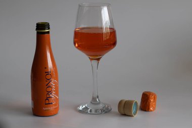 Mumbai, Hindistan, 25 Aralık 2023: Pronol Spritz Aperitivo Fresco. Bottega, İtalya 'da üretilen, portakal rengi ve meyveli bitkisel aromalı şaraptan yapılan moda bir kokteyl. Ferahlatıcı ve canlı bir içecek.