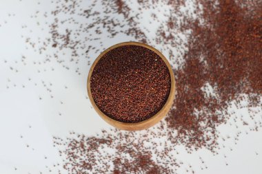 Ragi veya parmak darı taneleri kırsal ahşap kasede, glütensiz süper yiyecekler sağlıklı, organik, malzeme, yemek blogcuları ve sağlık meraklıları için mükemmel. Sağlıklı yaşam tarzı için temel süper yiyecekler