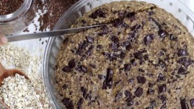 Lezzetli ve besleyici ev yapımı yulafları dilimlemek zengin çikolata parçaları, keten tohumları ve bademlerle muzlu kahvaltı barları, cazip bir ikram, lezzetli ve sağlıklı bir başlangıç.