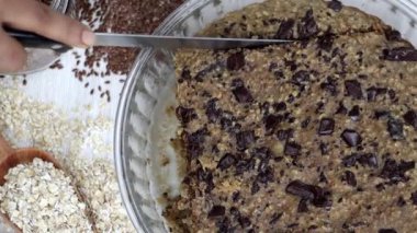 Lezzetli ve besleyici ev yapımı yulafları dilimlemek zengin çikolata parçaları, keten tohumları ve bademlerle muzlu kahvaltı barları, cazip bir ikram, lezzetli ve sağlıklı bir başlangıç.