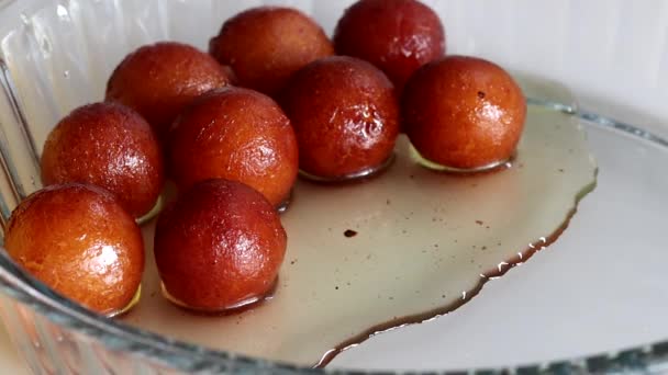 Servieren Sie Das Köstliche Gulab Jamun Dessert Auf Einem Rustikalen — Stockvideo