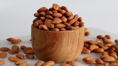 Tahta kasede kuru badem. Bol miktarda soyulmuş kuru badem, sağlıklı ve besleyici bir aperatif, sağlıklı yaşam için mükemmel, vejetaryen yaşam tarzı, ve mutfak lezzetleri..