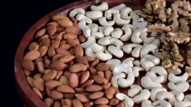 Gösteride badem, kaju fıstığı ve ceviz var. Kırsal ahşap tepside badem, kaju ve ceviz gibi nefis düzenlemeler sağlıklı atıştırmalıklar ve gurme sunumları için mükemmel.