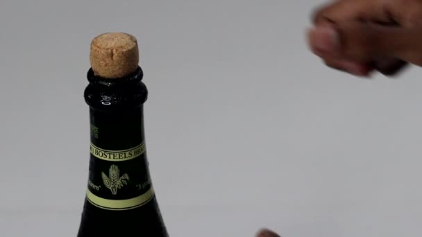 Mumbai Indien Oktober 2023 Korklocket Tripel Karmeliet Beer Bottle Belgisk — Stockvideo