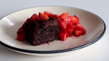 Taze çilekli çikolatalı kek ve bir kepçe kremalı vanilyalı dondurma tatlı menüleri ve tatlı aşermeler için mükemmel. Daha az browni hazırlayan yumurtalar