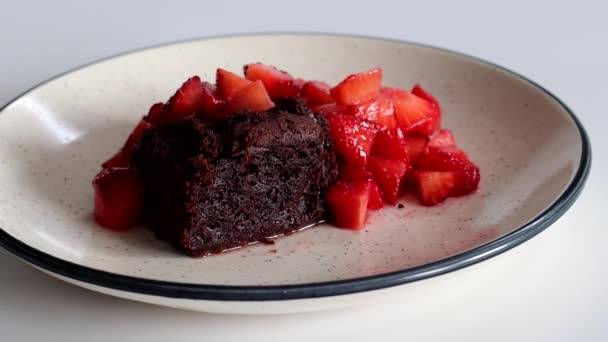 Taze Çilekli Çikolatalı Kek Bir Kepçe Kremalı Vanilyalı Dondurma Tatlı — Stok video
