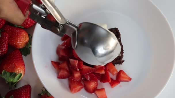 Chocolade Brownie Met Verse Aardbeien Een Bolletje Romig Vanille Ijs — Stockvideo