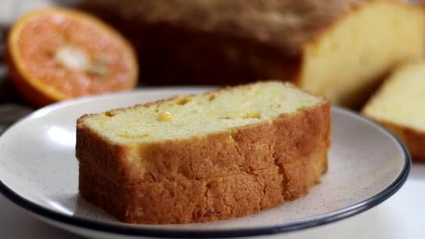 橙色的釉面倒在橙子磅的蛋糕上 也被称为柑橘面包或橙子奶油蛋糕 美味的甜点 色泽清澈 非常适合食物爱好者食用 — 图库视频影像