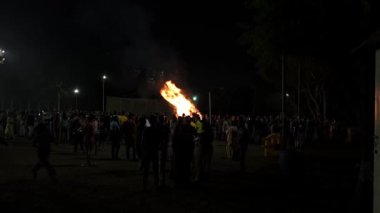 İnsanlar Holika ya da Simhika 'yı kutlamak için Holi' den bir gün önce Holika Dahan adında bir odun ateşiyle toplanıyor. Birlikte etrafında şarkı söyleyip dans ediyorlar. Kötülüğe karşı zaferi ve yeni bir başlangıcı simgeliyorlar.
