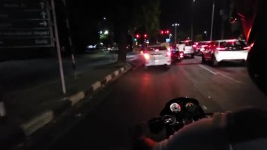 Sektör 35, Chandigarh, Hindistan, 27 Haziran 2024: UBER 2 tekerlekli bir taksiye binmek. 2 tekerlekli taksi araçlar arasındaki dar boşluklardan geçiyor. Hızlı ve ekonomilerdir.