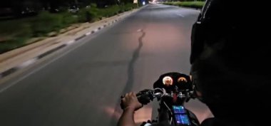 Sektör 35, Chandigarh, Hindistan, 27 Haziran 2024: Chandigarh 'ın işlek yollarında UBER 2 tekerlekli bir taksiye binmek. Hızlı ve ekonomilerdir.