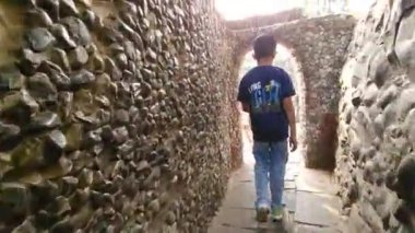 Kaya bahçesi, Chandigarh, Hindistan, 29 Haziran 2024: Çocuklar, Rock Garden 'ın hurda ve diğer inşaat atıkları ile inşa edilmiş farklı kesimlerini birbirine bağlayan bir dizi dönemeç ve dönemeçten geçiyor