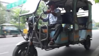 Sektör 35, Chandigarh, Hindistan, 29 Haziran 2024: 3 Wheeler Electric Rickshaw Chandigarh yollarında. Şehirde hızlı ve ekonomik sürüş için bunlardan bir sürü var.