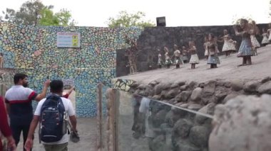 Kaya bahçesi, Chandigarh, Hindistan, 29 Haziran 2024: İnsanlar inşaat atığı olan heykelleriyle ünlü Chandigarh, Rock Garden 'ın bir sonraki bölümüne gitmek için eğildiler.