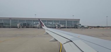 Chandigarh, Hindistan, 30 Haziran 2024: Vistara uçakları Chandigarh havaalanı terminali boyunca kalkışa hazırlanıyor. Terminal binasının tam görüntüsünü uzaktan görebilirsin.