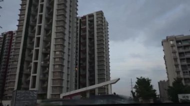 Pune, Hindistan, 21 Haziran 2024: Naiknavare 'nin Avon Vista' sı kısmen tamamlanmış ve kısmen inşaat halinde olan bir apartman kompleksi. Birçok apartman projesi Pune otobanında yapım aşamasında.