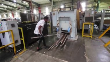 Pune, Hindistan, 21 Haziran 2024: Ahşap fabrikasında parçacık tahtası hurdası toplamak. Sürdürülebilir ahşap bir tahta olan parçacık tahtasının kesikleri geri dönüşüm için konteynırda atık olarak toplandı