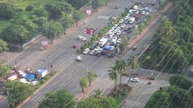 Mumbai, Hindistan, 11 Ekim 2024: Mumbai Doğu Otoyolu 'ndaki Godrej kampüsü yakınlarındaki kırmızı ışıkta trafiğin durması. Bu alan devam eden Godrej Vista projesi ile daha yoğun olmaya ayarlı