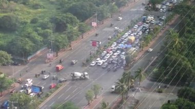 Mumbai, Hindistan, 11 Ekim 2024: Godrej beton karıştırıcı kamyonları Godrej Vista konut projesi için tedarik ettikten sonra Doğu Karayolu 'ndaki Godrej kampüsünden çıkarken trafiğin en üst görüntüsü