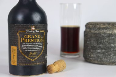 Mumbai, Hindistan - 24 Ocak 2025: Hertog Jan Grand Prestige Hollanda birası, alkol konsantrasyonu% 10 olan koyu renkli bir bira, içiciye özel bir deneyim yaşatıyor. Bira şişesi mantar kapaklı.