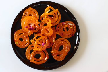 Jalebi, Gujarat 'tan tatlı bir yemek, sık sık Fafda ile eşleştirilir. Bu kombinasyon, Gujarat 'ın festivaller ve kutlamalar sırasında keyif aldığı kültürel bir sembolü. Yemek blogları ve kültürel içerik için mükemmel.