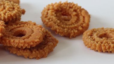 Moong Dal Chakli olarak da bilinen Mullu Murukku 'yu gösteriyor. Çıtır çıtır, spiral şeklinde bir atıştırmalık. Pirinç, moong dal ve gram undan yapılmış. Chakli olarak Hindistan 'ın popüler bir yemeği..