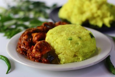 Kaynatılmış ve ezilmiş tapyoka zengin ve baharatlı tavuk körili, aromatik baharatlarla servis edilir. Doku ve rengi vurgulamak için bir açı yakalamış. Gıda blogları ve restoran menüleri için ideal