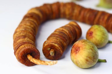Beyaz arka planda kurumuş ve taze incir renkleri ve dokuları vurgulanıyor. Lifli, antioksidanlı ve mineralli ürünler sindirime ve sağlığa yardımcı olur. Yemek blogları ve dergiler için ideal.