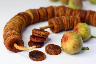 Beyaz arka planda kurumuş ve taze incir renkleri ve dokuları vurgulanıyor. Lifli, antioksidanlı ve mineralli ürünler sindirime ve sağlığa yardımcı olur. Yemek blogları ve dergiler için ideal.