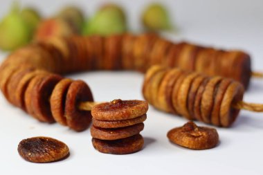 Beyaz arka planda kurumuş ve taze incir renkleri ve dokuları vurgulanıyor. Lifli, antioksidanlı ve mineralli ürünler sindirime ve sağlığa yardımcı olur. Yemek blogları ve dergiler için ideal.