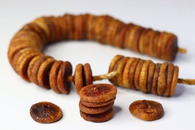 İpte kurumuş incir, zengin bir doku ve tatlılık göstergesi. Lifli, vitaminli ve mineralli, sindirimi destekliyor ve sağlıklı bir atıştırmalık yapıyorlar. Beslenme blogları ve sağlık için ideal