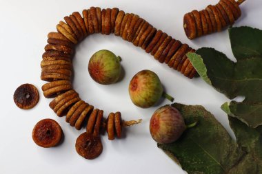 Beyaz arka planda kurumuş ve taze incir renkleri ve dokuları vurgulanıyor. Lifli, antioksidanlı ve mineralli ürünler sindirime ve sağlığa yardımcı olur. Yemek blogları ve dergiler için ideal.