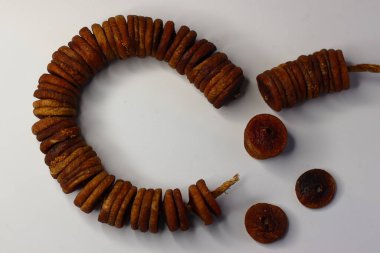 İpte kurumuş incir, zengin bir doku ve tatlılık göstergesi. Lifli, vitaminli ve mineralli, sindirimi destekliyor ve sağlıklı bir atıştırmalık yapıyorlar. Beslenme blogları ve sağlık için ideal