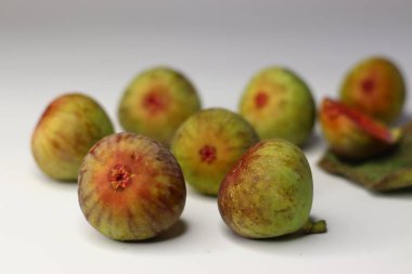 Beyaz arka planda taze incir yumuşak dokuyu ve zengin rengi gösteriyor. Yüksek miktarda lif, vitamin ve mineral sindirime ve sağlığa yardımcı olur. Beslenme blogları ve stok fotoğrafçılığı için ideal