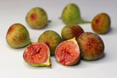 Beyaz arka planda taze incir yumuşak dokuyu ve zengin rengi gösteriyor. Yüksek miktarda lif, vitamin ve mineral sindirime ve sağlığa yardımcı olur. Beslenme blogları ve stok fotoğrafçılığı için ideal