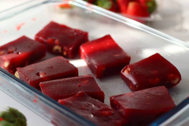 Çilekli halwa, pürüzsüz bir Hint tatlısı ve pembe bir tonu var. Geleneksel bir kasede servis edilir, parlak bir dokusu vardır ve doğranmış fındıkla süslenir. Lezzetli, neşeli ve çekici bir ziyafet.