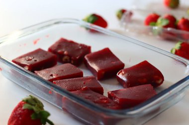 Çilekli halwa, pürüzsüz bir Hint tatlısı ve pembe bir tonu var. Geleneksel bir kasede servis edilir, parlak bir dokusu vardır ve doğranmış fındıkla süslenir. Lezzetli, neşeli ve çekici bir ziyafet.