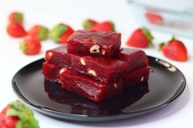 Çilekli halwa, pürüzsüz bir Hint tatlısı ve pembe bir tonu var. Geleneksel bir kasede servis edilir, parlak bir dokusu vardır ve doğranmış fındıkla süslenir. Lezzetli, neşeli ve çekici bir ziyafet.