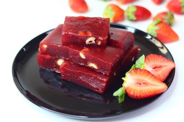 Çilekli halwa, pürüzsüz bir Hint tatlısı ve pembe bir tonu var. Geleneksel bir kasede servis edilir, parlak bir dokusu vardır ve doğranmış fındıkla süslenir. Lezzetli, neşeli ve çekici bir ziyafet.