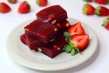 Çilekli halwa, pürüzsüz bir Hint tatlısı ve pembe bir tonu var. Geleneksel bir kasede servis edilir, parlak bir dokusu vardır ve doğranmış fındıkla süslenir. Lezzetli, neşeli ve çekici bir ziyafet.