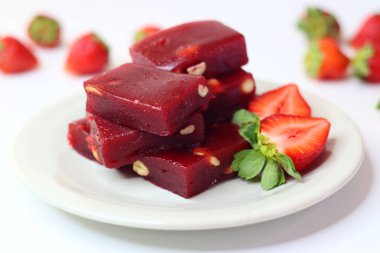 Çilekli halwa, pürüzsüz bir Hint tatlısı ve pembe bir tonu var. Geleneksel bir kasede servis edilir, parlak bir dokusu vardır ve doğranmış fındıkla süslenir. Lezzetli, neşeli ve çekici bir ziyafet.