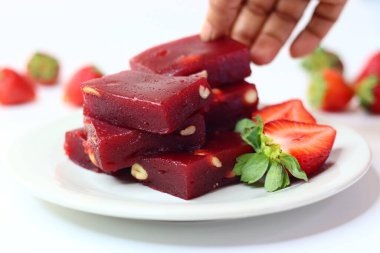 Çilekli halwa, pürüzsüz bir Hint tatlısı ve pembe bir tonu var. Geleneksel bir kasede servis edilir, parlak bir dokusu vardır ve doğranmış fındıkla süslenir. Lezzetli, neşeli ve çekici bir ziyafet.