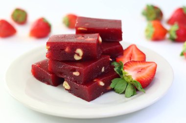 Çilekli halwa, pürüzsüz bir Hint tatlısı ve pembe bir tonu var. Geleneksel bir kasede servis edilir, parlak bir dokusu vardır ve doğranmış fındıkla süslenir. Lezzetli, neşeli ve çekici bir ziyafet.