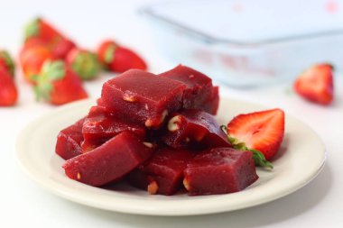 Çilekli halwa, pürüzsüz bir Hint tatlısı ve pembe bir tonu var. Geleneksel bir kasede servis edilir, parlak bir dokusu vardır ve doğranmış fındıkla süslenir. Lezzetli, neşeli ve çekici bir ziyafet.