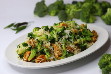 Kızarmış tavuklu brokoli pilavı taze tavuk, canlı brokoli ve kabarık pirinçten oluşan sağlıklı bir yemektir. Protein, lif ve vitaminlerle dolu, lezzetli ve besleyici bir yemek sunar.