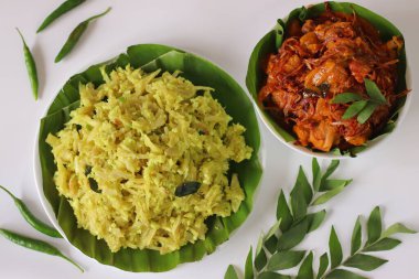 Tavuk Masala Curry ile Chakka Vevichathu. Kerala soslu hindistan cevizi, zerdeçal ve baharatlı karabuğday ezmesi, Kerala usulü köri soslu tavuk. Çekim özgün sunumu yakalar.