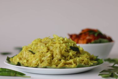 Tavuk Masala Curry ile Chakka Vevichathu. Kerala soslu hindistan cevizi, zerdeçal ve baharatlı karabuğday ezmesi, Kerala usulü köri soslu tavuk. Çekim özgün sunumu yakalar.