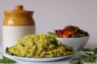 Tavuk Masala Curry ile Chakka Vevichathu. Kerala soslu hindistan cevizi, zerdeçal ve baharatlı karabuğday ezmesi, Kerala usulü köri soslu tavuk. Çekim özgün sunumu yakalar.