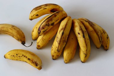 Bir grup olgun Poovan Pazham. Tatlı tatları ve besin faydalarıyla tanınan küçük, popüler bir Güney Hindistan muz çeşidi. Geleneksel yemek ve tatlılarda popüler Kerala çeşitliliği